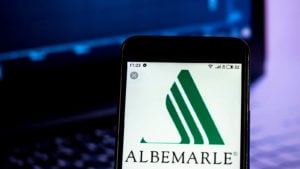 휴대폰 화면의 Albemarle(ALB) 로고