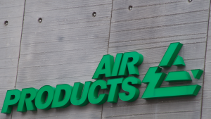 Arts Quest 빌딩의 Air Products(APD) 로고, Air Products는 펜실베이니아주 베들레헴의 Arts Quest에서 Air Products Town Square의 후원사입니다.
