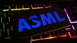 컴퓨터 키보드에 ASML 로고가 있는 휴대폰 화면 클로즈업