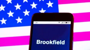 Brookfield Renewable Partners(BEP) 로고는 디지털 미국 국기 배경 앞의 스마트폰 화면에 표시됩니다.