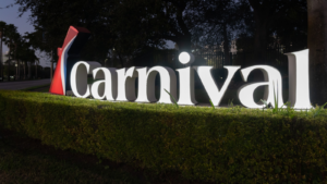 미국 플로리다주 마이애미 본사에 카니발(CCL) 로고가 걸려 있다. 카니발 크루즈 라인(Carnival Cruise Line)은 국제 크루즈 라인입니다.