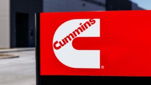 밝은 빨간색으로 표시된 Cummins 간판.