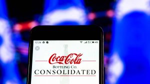 스마트폰 화면에 표시된 Coca-Cola Consolidated(COKE) 웹사이트.