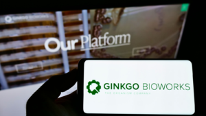 웹페이지 앞 화면에 미국 생명공학 회사인 Ginkgo Bioworks Inc.의 로고가 있는 휴대폰을 들고 있는 사람. 전화 디스플레이에 중점을 둡니다. 수정되지 않은 사진. DNA 스톡