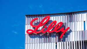 푸른 하늘을 배경으로 회사 건물에 서명한 Eli Lilly(LLY)