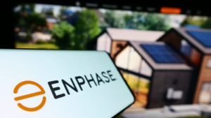 비즈니스 웹사이트 앞 화면에 미국 회사 Enphase Energy Inc.(ENPH)의 로고가 표시된 스마트폰. 전화기 디스플레이 왼쪽에 초점을 맞춥니다. 수정되지 않은 사진.