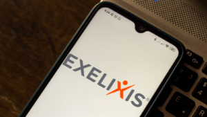 Exelixis의 로고가 전화기에 표시됩니다.