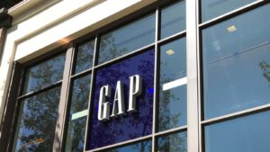캘리포니아 로스앤젤레스 쇼핑몰 창문에 있는 Gap(GPS) 표시의 클로즈업 보기.