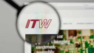 웹 브라우저에 표시되는 동안 확대된 ITW(Illinois Tool Works) 로고