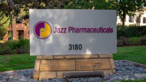 간판에 있는 Jazz Pharmaceuticals 로고의 이미지