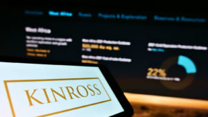 웹페이지 앞 화면에 캐나다 광산 회사인 Kinross Gold Corp.의 비즈니스 로고가 표시된 휴대폰.