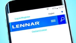 Lennar(LEN) 웹사이트 홈페이지. 휴대폰 화면에 Lennar 로고 표시