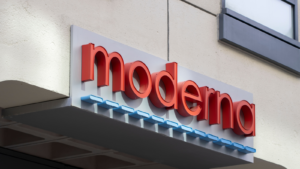 모더나 로고는 매사추세츠 주 케임브리지에 있는 본사 입구에 있습니다. Moderna, Inc.(MRNA)는 미국의 제약 및 생명공학 회사입니다.