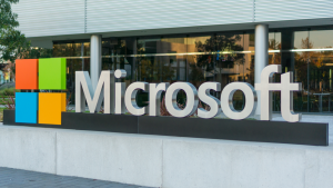 MSFT 주식을 나타내는 건물 외부의 Microsoft 로고.