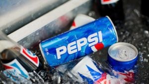 PepsiCo의 Pepsi 소다 캔이 얼음통에 담겨 있습니다.