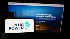 웹 페이지 앞 화면에 미국 수소 연료 전지 회사인 Plug Power Inc의 로고가 있는 휴대폰을 들고 있는 사람 휴대폰 디스플레이에 집중