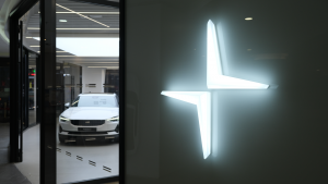 매장에 있는 전기 자동차와 함께 Polestar 로고를 닫으세요. Polestar(PSNY)는 Volvo Cars와 Geely가 소유한 스웨덴 자동차 브랜드입니다.
