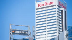 낮 동안 건물에 있는 리오 틴토(RIO) 로고