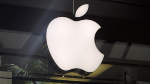 호놀룰루의 알라모아나 센터에 있는 Apple(AAPL) 소매점 로고 클로즈업. Retina 디스플레이를 갖춘 최신 세대의 ipad, iphone, ipod를 광고합니다.