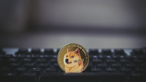 키보드의 Golden Dogecoin 코인 1개, Meme 코인 판매