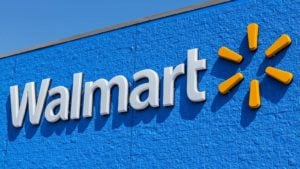 맑고 푸른 하늘을 배경으로 Walmart 매장에 있는 Walmart(WMT) 로고 이미지